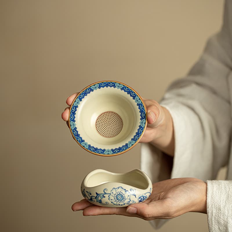 Chinese style retro blue and white lotus pattern tea strainer set and accessories